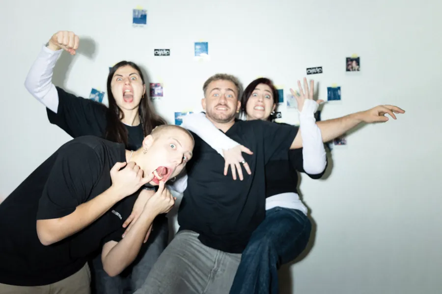 Il team che fa le facce davanti alla parete