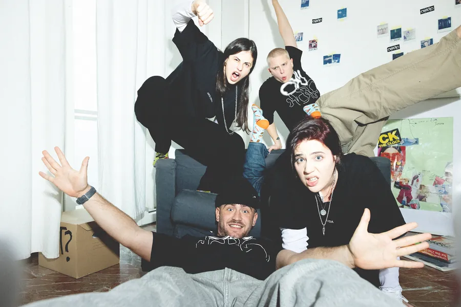 Il team che fa le facce sul divano
