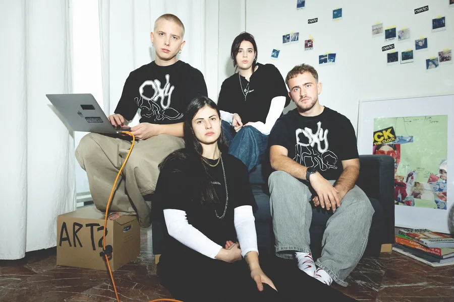 Il team serio sul divano