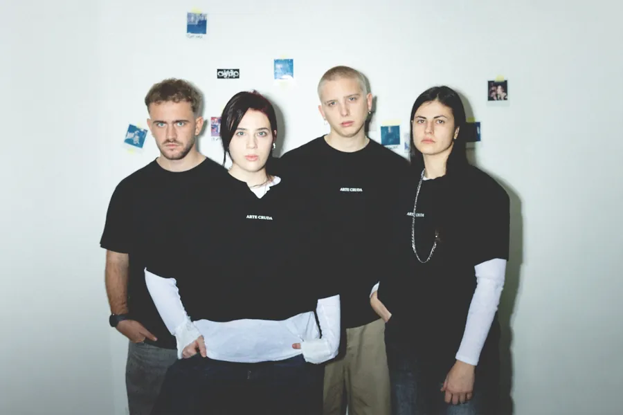 Il team serio davanti alla parete